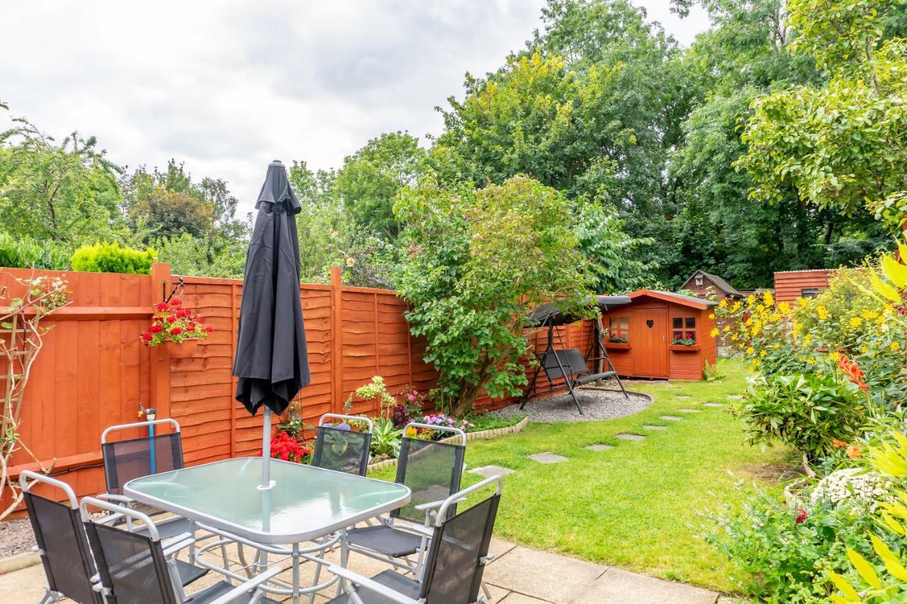 Red Cherry House Watford  Exterior photo